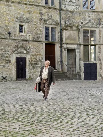 Claude-Henry Pollet dans la cour du château de Lüdinghausen.