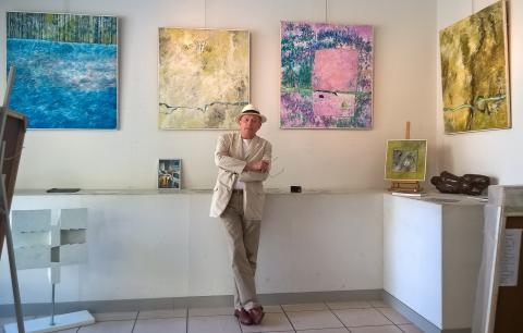 Jean-Claude Cazaux dans sa galerie de Biarritz.